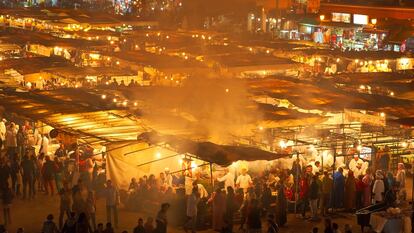 Puestos de comida callejera en la plaza Jemaa El-Fna de Marraquech (Marruecos).