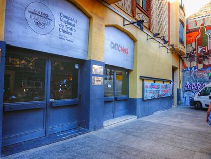 La fachada del Teatro Pav&oacute;n en la calle Embajadores, en una imagen de ayer.