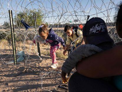 Familias de inmigrantes cruzan la frontera desde México a Estados UNidos para pedir asilo, días antes de que expire el jueves una medida sanitaria que facilita las expulsiones rápidas