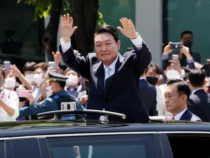 El nuevo presidente surcoreano, Yoon Suk-yeol, saluda a sus partidarios tras su ceremonia de investidura el martes en Seúl.