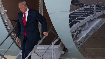 El presidente de los Estados Unidos, Donald Trump, saliendo del Air Force One en Dallas (EE UU).