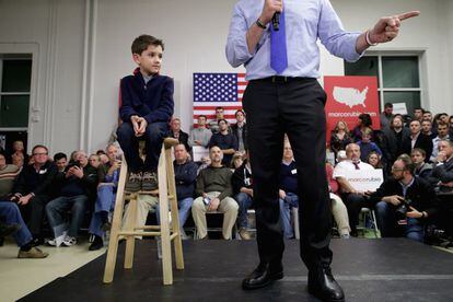 Dominick Rubio, de 7 años, acompaña a su padre, el candidato republicano a la Casa Blanca Marco Rubio, durante la campaña electoral en Salem, New Hampshire, el 4 de febrero de 2016.