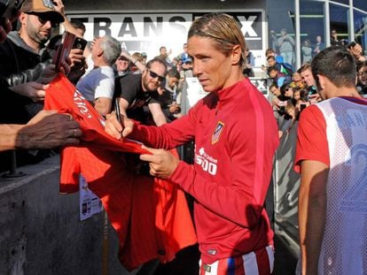 Fernando Torres firma aut&oacute;grafos en Melbourne.