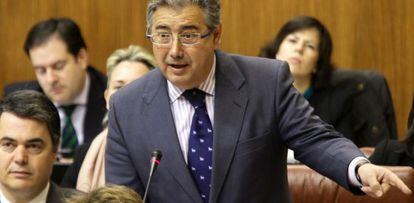 Juan Ignacio Zoido, durante la sesi&oacute;n de este jueves en el Parlamento.
