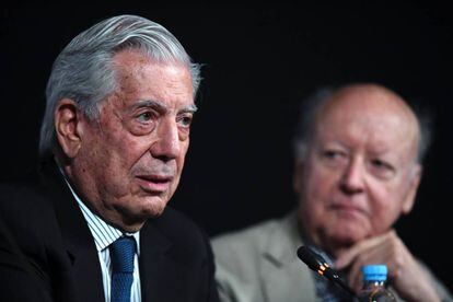 El escritor Mario Vargas Llosa diserta en la Feria del Libro de Buenos Aires, acompañado por el chileno Jorge Edwards.