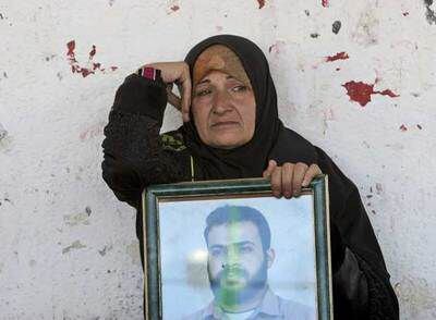 Una mujer muestra una foto de un prisionero palestino en Israel.