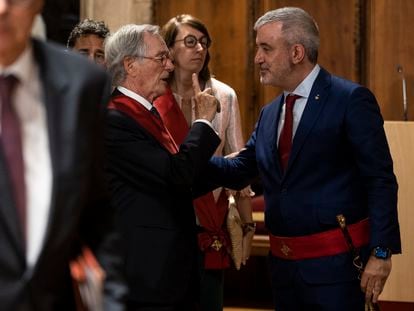 Xavier Trias se dirige a Jaume Collboni después de ser nombrado alcalde de Barcelona.
