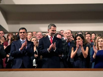 Desde la izquierda, Pío García Escudero, Pedro Sánchez, el rey Felipe IV, la reina Letizia y Ana Pastor, en el Auditorio Nacional.