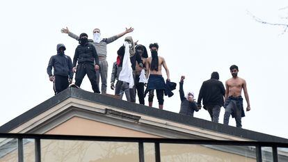 Reclusos de la cárcel San Vittore de Milán durante una protesta el 9 de marzo.