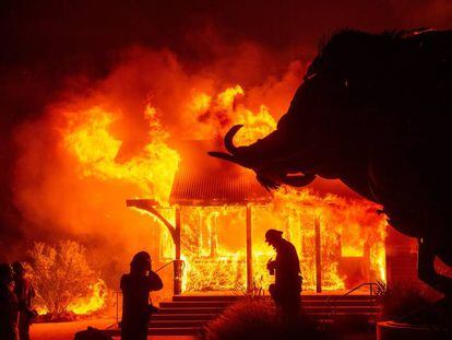 Una bodega arde durante un incendio en Healdsburg (California), este domingo. En vídeo, declaraciones de las autoridades sobre el estado de emergencia.