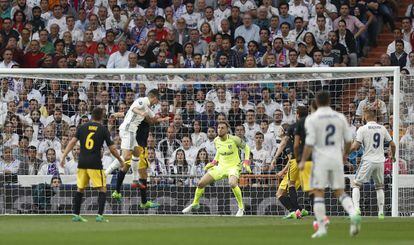 El delantero del Real Madrid Cristiano Ronaldo marca el primer gol del partido contra el Atlético de Madrid.