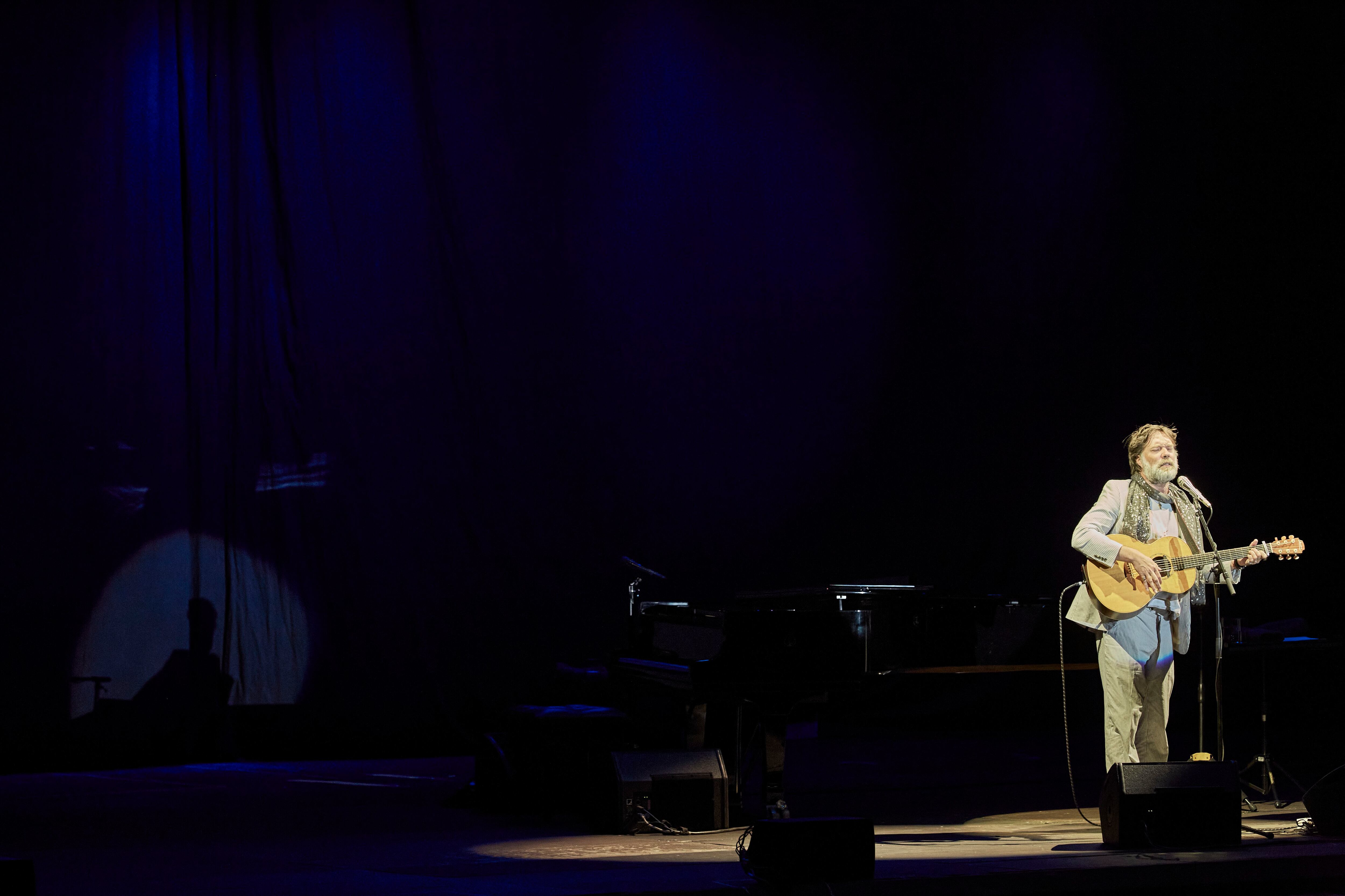 Rufus Wainwright echó mano de su guitarra tras comenzar la actuación con el piano, en Madrid.