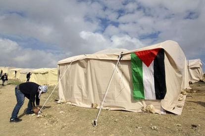 Una bandera palestina cuelga de una de las tiendas de campaña levantadas en la zona E1, en las afueras de Jerusalén.