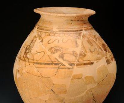 Tinaja de cerámica con inscripciones de animales mitológicos.