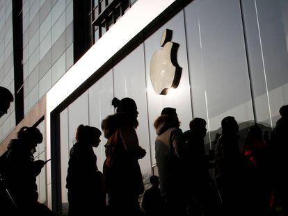 Clientes entrando en una tienda de Apple en Pekín (China).