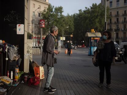 Jesús, que vive en la ronda de Sant Antoni, habla con las voluntarias de Arrels.