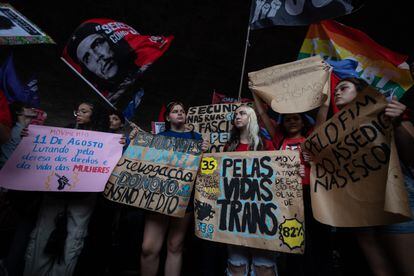 Un grupo de mujeres con carteles durante la marcha del 8 de marzo en São Paulo.