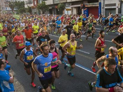 Participantes en el Medio Marat&oacute;n Trinidad Alfonso corren por las calles de Valencia.