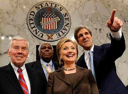 Hillary Clinton, entre el demócrata John Kerry (derecha) y el republicano Richard Lugar, en el Senado.