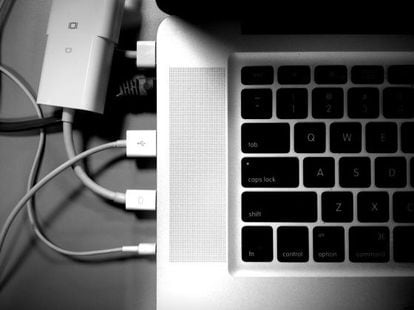 En su MacBook, Apple elimina casi todos los cables de sus anteriores modelos de ordenadores.