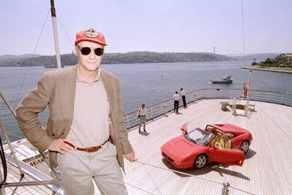 Niki Lauda, a bordo de un yate de lujo en el Bósforo (Estambul), como promotor de los coches deportivos de Ferrari, en 1995.