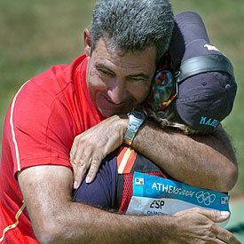 María Quintanal se abraza a su entrenador, José Luis Pérez Sanz.
