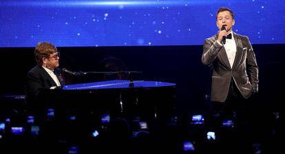 Elton John y Taron Egerton cantan durante la fiesta de 'Rocketman' el pasado día 16 de mayo.