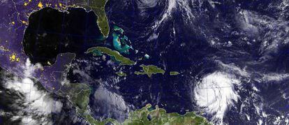 Imagen de satélite GOES de los huracanes José (arriba) en el Océano Atlántico y María en el mar Caribe, el pasado lunes.