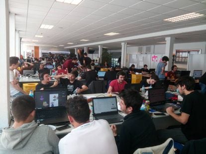 Los estudiantes que participan en 'Hack For Good' desde Madrid preparan sus proyectos.