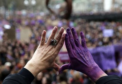 Una mujer con el gesto del feminismo este viernes en Bilbao durante la manifestación que ha recorrido las calles de la capital vizcaína.