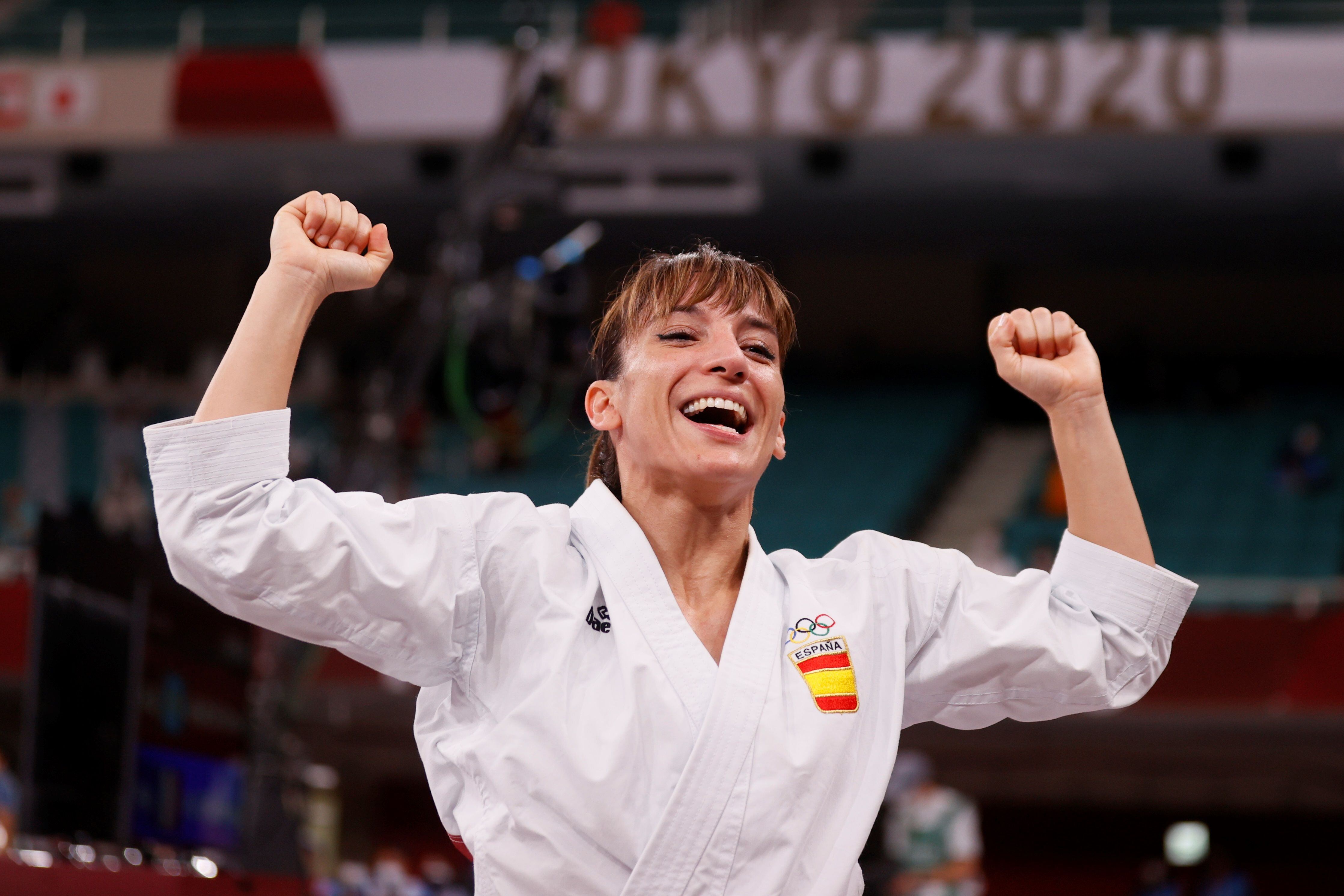 La española Sandra Sánchez celebra tras ganar la medalla de oro en el combate final de Kata femenino en karate durante los Juegos Olímpicos de Tokio 2020, en el estadio Nippon Budokan en Tokio (Japón). 