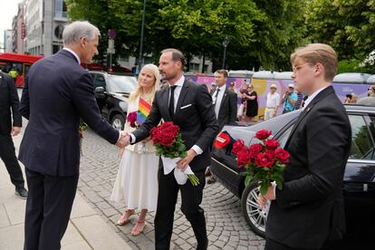 Los príncipes Haakon y Mette-Marit de Noruega visitan la zona, este sábado.