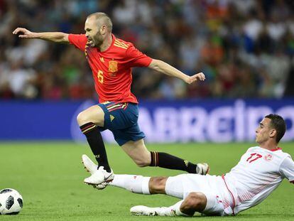 El mediocampista español Andrés Iniesta disputa un balón con el mediocampista de Túnez Elyess Skhiri.