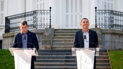 El coordinador general de EH Bildu, Arnaldo Otegi (derecha), y el secretario general de Sortu, Arkaitz Rodríguez, en octubre de 2021 en San Sebastián.