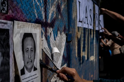 Familiares de personas desaparecidas colocan imágenes en las vallas que rodean lo que fuera la glorieta de la Palma, en Ciudad de México el 15 de mayo de 2022.