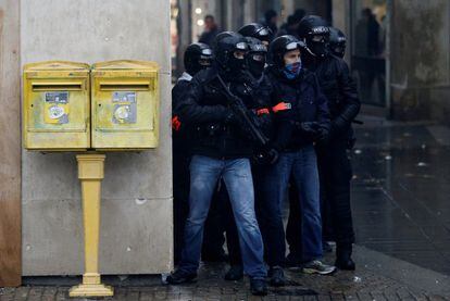 La policía francesa toma posición durante los enfrentamientos con los manifestantes de los 'chalecos amarillos' en Nantes.