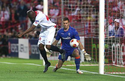 M&#039;Bia marca de tac&oacute;n, en fuera de juego, el primer gol del Sevilla.