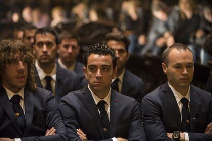 Carles Puyol, junto a Xavi, Iniesta, con Busquets y Cesc en segundo plano.