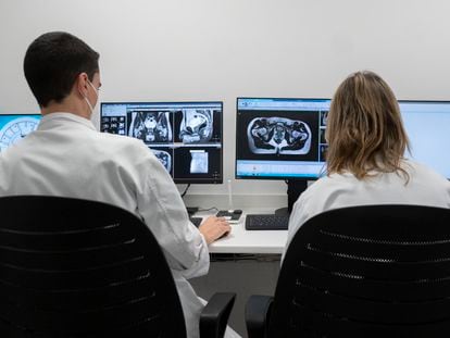 Dos técnicos controlan el único sistema de radioterapia de precisión molecular guiada por resonancia magnética en España, en el Hospital Carlos III.