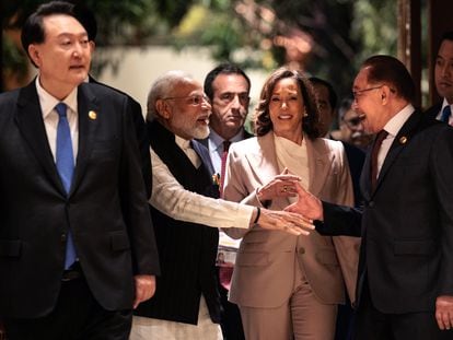 El primer ministro de la India, Narendra Modi (izquierda), estrechaba la mano a su homólogo de Malasia, Anwar Ibrahim, ante la vicepresidenta de EE UU, Kamala Harris, el jueves en Yakarta.