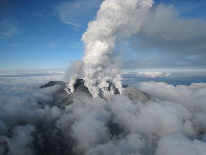 El Monte Ontake, de 3.067 metros de altura, comenzó a expulsar humo y cenizas a las 11.53 hora local del sábado (02.53 GMT) y desde entonces han continuado las erupciones, según informó la Agencia Meteorológica nipona (JMA).