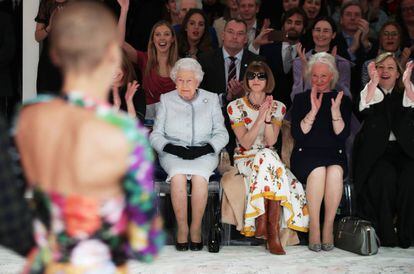 El 20 de febrero de 2018, y acompañada de Anna Wintour, Isabel II acudió por primera vez a un desfile de moda.