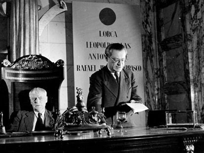 El escritor Tristan Tzara, en un momento de su discurso durante el congreso antifascista celebrado en Valencia en 1937, junto con el presidente de la sesión, Julien Benda.