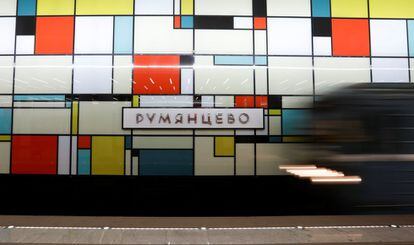 Un tren llegando a la estación Rumyantsevo.