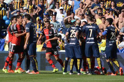 Jugadores de Newell's y Central se pelean en un clásico jugado en Arroyito.