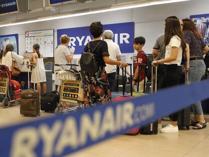 Clientes de Ryanair en el aeropuerto madrile&ntilde;o de Barajas.