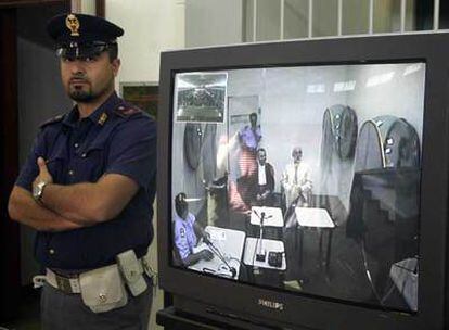 Pippo Caló (derecha de la pantalla), durante la video-conexión, el pasado día 6, desde la cárcel donde está con la sala del juicio para conocer la sentencia.