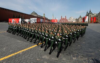 Las tropas rusas en la plaza Roja de Moscú el sábado 7 de mayo, durante el ensayo del desfile militar del Día de la Victoria.