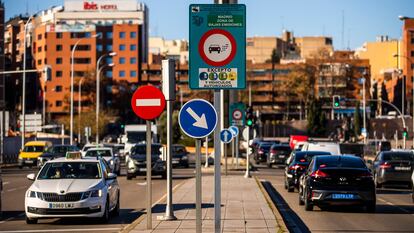 Carteles de Madrid zona de bajas emisiones en Ventas.