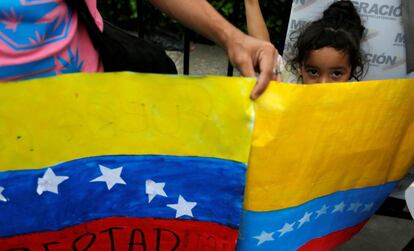Manifestantes en el puente de Simónn Bolivar, que une Venezuela y Colombia.